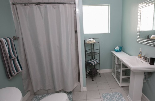 Shady Acres House | The Cottage is centrally located within the 610 N area neighboring
