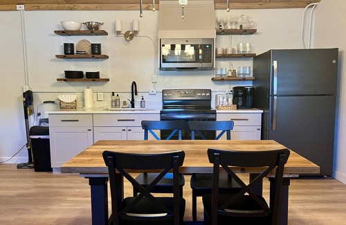 Ingram House | The Cottage on the Loop, 1BR/1BA, Sleeps 4