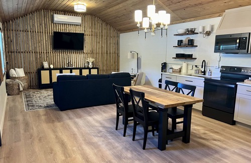 Ingram House | The Cottage on the Loop, 1BR/1BA, Sleeps 4