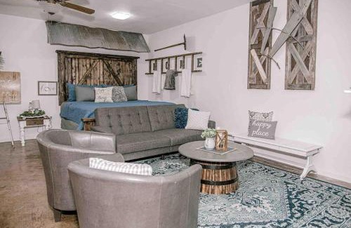 Amarillo House | The Country Cottage - Perfectly Located off I-40