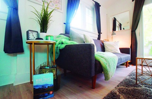 Historic Old Town House | The Coupe: A Hip Wine Lovers Retreat in Niagara-on-the-Lake! ✌️