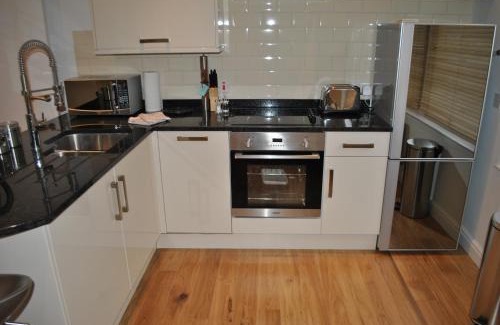 Windsor City Centre Apartment | The Courtyard 2 Bedroom Apartments in Central Windsor with Parking
