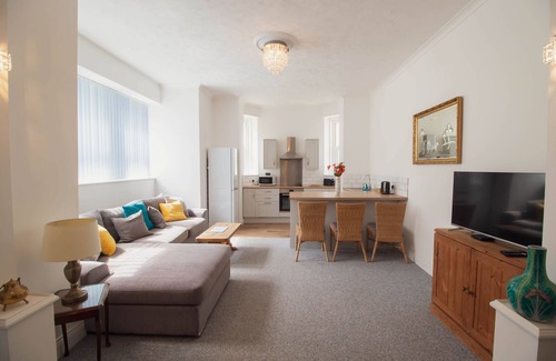 Seaford Cottage | The Courtyard - a house that sleeps 8 guests in 3 bedrooms