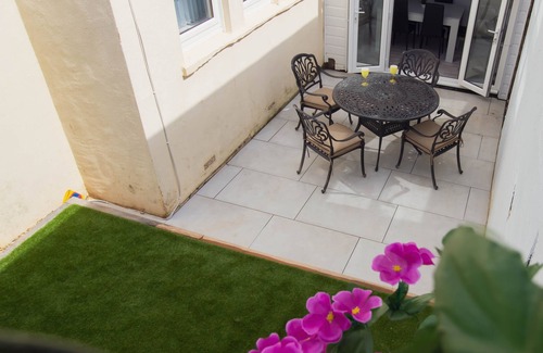 Seaford Cottage | The Courtyard - a house that sleeps 8 guests in 3 bedrooms