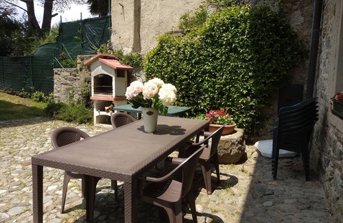 Ameno House | The Courtyard on the Lake. App. Carlotta