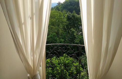Ameno House | The Courtyard on the Lake. App. Matilde