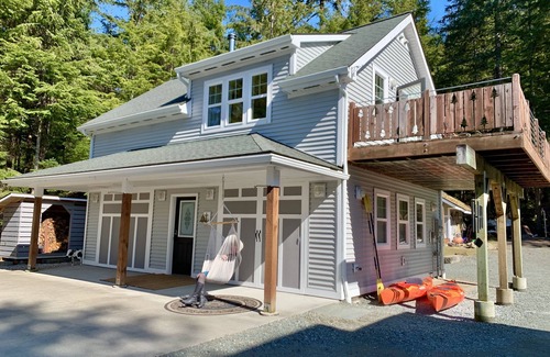 Juneau House | “The Cove” A Quiet Retreat Between Alaskas Ocean and Forest