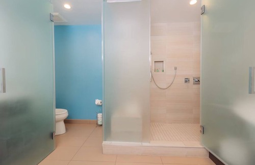 Harbor Hotel | The Cove Hotel | 2 Queen Queen Suites w/Firepit, Lounge & Gym Access