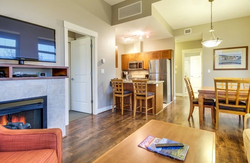 Westbank Condo | The Cove Lakeside, private grnd flr w/large covered deck, lake, park, mtn view