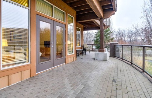 Westbank Condo | The Cove Lakeside, private grnd flr w/large covered deck, lake, park, mtn view
