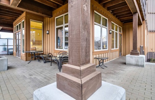 Westbank Condo | The Cove Lakeside, private grnd flr w/large covered deck, lake, park, mtn view