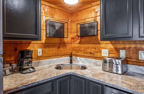 Townsend Cabin | The Cove: Nestled amongst huge boulders and trees - Pool and Fitness Access!