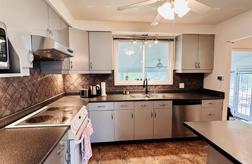 Queenston House | The Cozie Cottage at Niagara-On-The-Lake