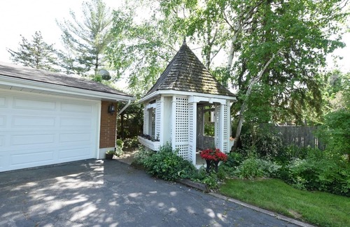 Queenston House | The Cozie Cottage at Niagara-On-The-Lake