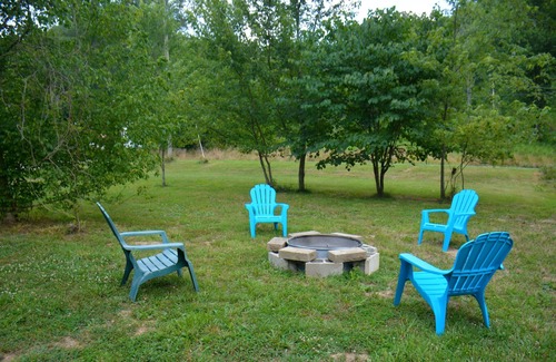 Catlettsburg Cabin | The Cozy Cabin 2 Bedrooms 1 Bath is the perfect romantic getaway in the country.
