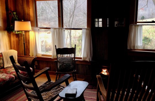 Irvine Cabin | The Cozy Cabin – A Historic Chestnut Log Haven in the Holler