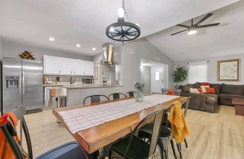 The Colony House | THE COZY COLONY GETAWAY-4BD/2BA 2 KING SUITES