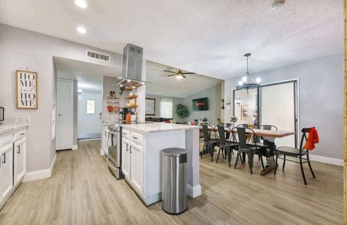 The Colony House | THE COZY COLONY GETAWAY-4BD/2BA 2 KING SUITES