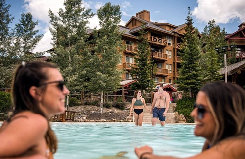 East Kootenay Apartment | The Cozy Cork | Toby Chair | Sauna | Resort Access