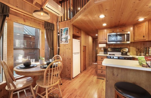 Tahoe Valley Cabin | The Cozy Cub Cabin – 7 Min to Lake