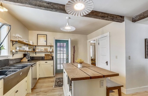 Stowe House | The Cozy Villager: 2 br w/a/c in walkable Village location!