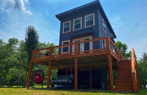 Vinton Cabin | The Creek House, a creekside tree top cabin