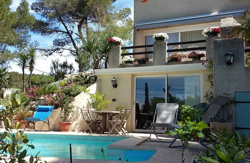 Ensues-la-Redonne Apartment | The creeks, the sea, the hikes and a beautiful apartment with swimming pool.
