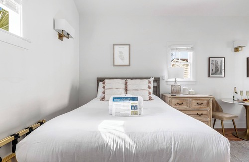 Cannonborough Elliotborough House | The Crescent Moon | A Cozy Haven for Two