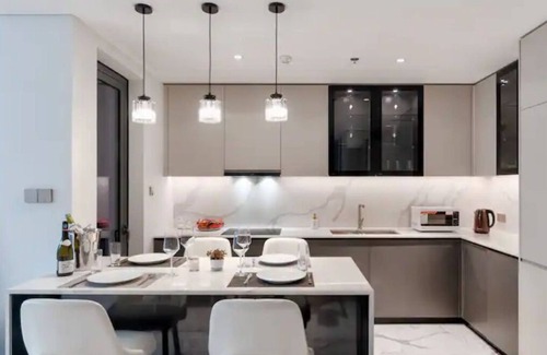 Ho Chi Minh City Apartment | The Crest-Metropole with Bathtub Skyline City view