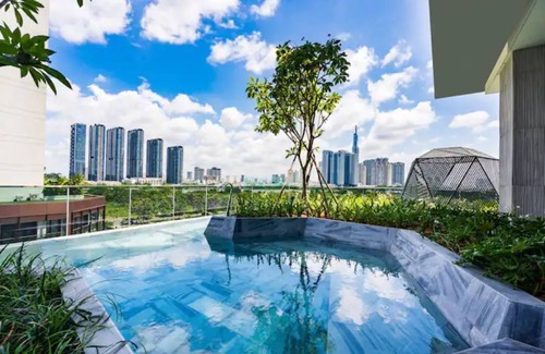 Ho Chi Minh City Apartment | The Crest-Metropole with Bathtub Skyline City view