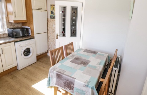 Naran Cottage | THE CROMLECH COTTAGE, family friendly in Narin, County Donegal