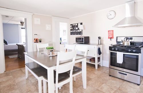 Somerset Apartment | The Crows Nest - 1747 Historic Isaac Pierce House 2nd floor centrally located