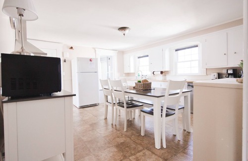 Somerset Apartment | The Crows Nest - 1747 Historic Isaac Pierce House 2nd floor centrally located
