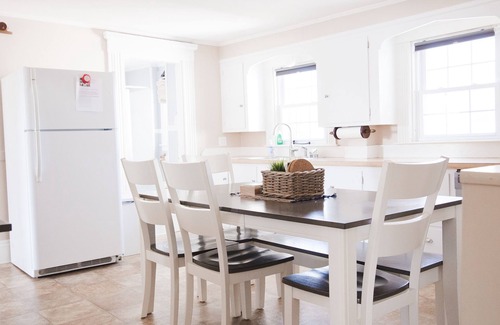 Somerset Apartment | The Crows Nest - 1747 Historic Isaac Pierce House 2nd floor centrally located