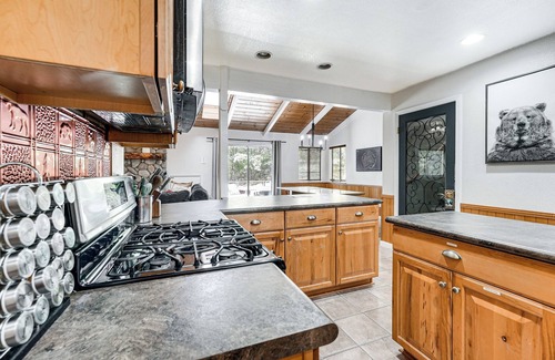 Glencoe Cabin | 'The Cub House' w/Hot Tub & Arcade in Arnold!