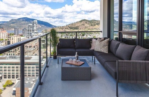 Downtown Kelowna Apartment | The Cubano Room sub-penthouse ✰ Best View in Kelowna