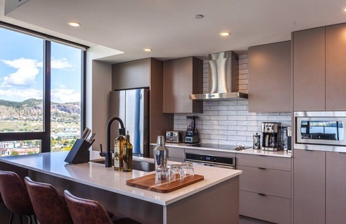 Downtown Kelowna Apartment | The Cubano Room sub-penthouse ✰ Best View in Kelowna