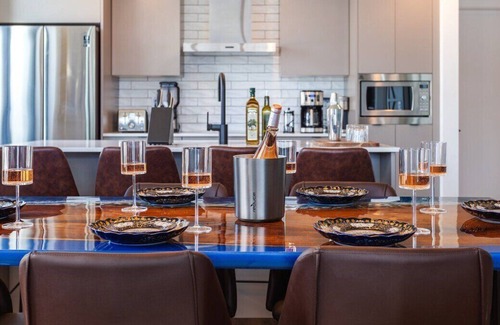 Downtown Kelowna Apartment | The Cubano Room sub-penthouse ✰ Best View in Kelowna