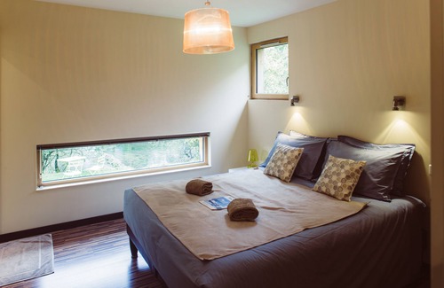 Frenois Cabin | The Cube is a very private spot for an unforgettable experience by the riverside
