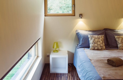 Frenois Cabin | The Cube is a very private spot for an unforgettable experience by the riverside