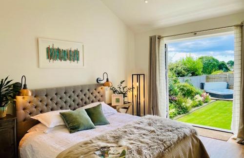 Truro Villa | The Cuckoo's Retreat - Luxurious home with private garden & jacuzzi