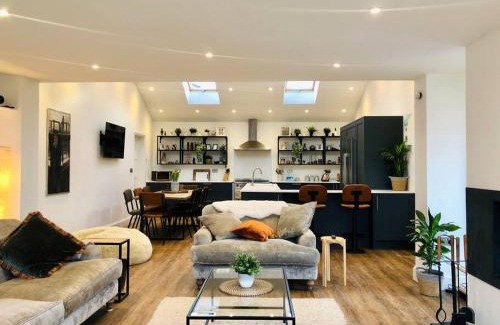 Truro Villa | The Cuckoo's Retreat - Luxurious home with private garden & jacuzzi