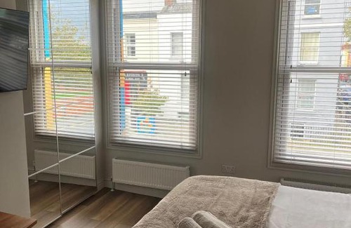 Montpellier Bed & Breakfast | The Curious Apartment, Cheltenham