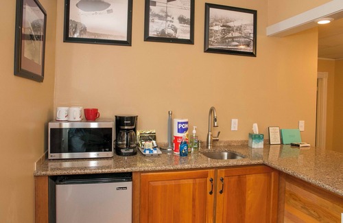 Hammondsport Apartment | The Curtiss Suite @ The Village Tavern Inn, located on the village square in Hammondsport, NY!