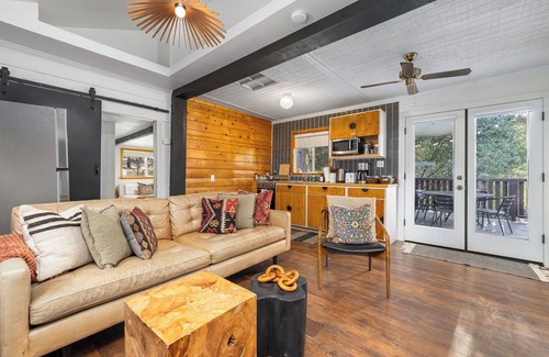 Oakhurst Cottage | The Daisy Cottage - Magical Retreat Near Yosemite + WIFI & AC!