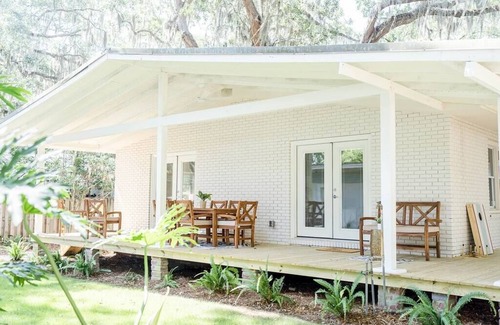 Saint Simons Island House | The Davis: Spacious SSI Retreat Near Beach - Sleeps 14 w/Private Guest Cottage