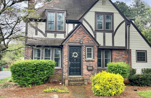 High Point House | The Designers Den-Sleeps 10, Pets ok, 5min to IHFC & HPU, Emerywood!