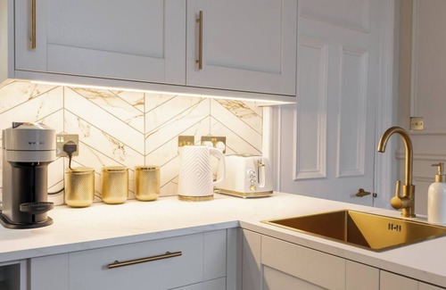 North West Condo | The Devonshire Suite - Your 5 Star West End Stay!