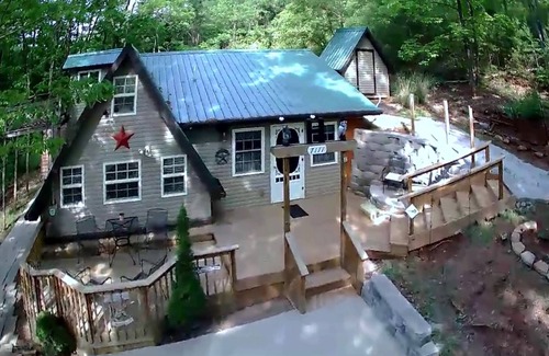 Maryville Cabin | The Diamond "B" a Cozy Cabin Retreat - Perfect for.riding the Dragon and more.