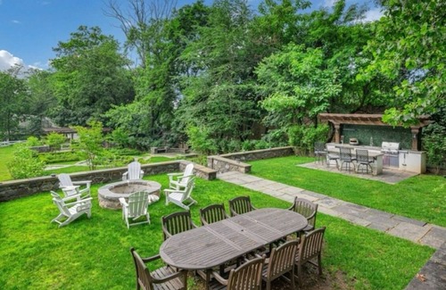 West Orange House | The dinner parties that can be had! 7-bedroom estate in wonderful Llewellyn Park